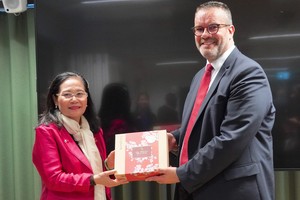 Chairwoman of the HCMC People's Council Nguyen Thi Le offers a gift to Director of the Finnish National Agency for Education’s International Relations Division, Samu Seitsalo. (Photo: SGGP)
