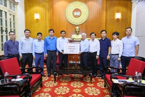 President of the Central Committee of the Vietnam Fatherland Front Do Van Chien (5th, R) receives donations from collectives and individuals. (Photo: SGGP)