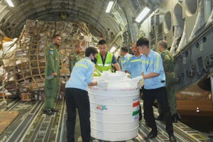 A batch of 35 tons of essential goods for flood victims from the Indian Government arrives at Noi Bai International Airport in Hanoi on the evening of September 15. (Photo: SGGP)
