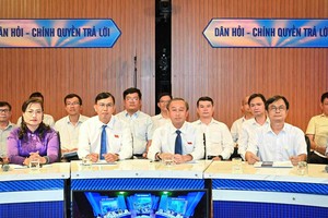 Deputy Chairman of the HCMC People's Council Huynh Thanh Nhan (C) attends the program. (Photo: SGGP)