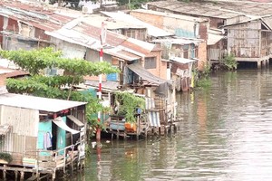 A campaign to eliminate temporary and ramshackle houses in HCMC by 2025 has been launched. (Photo: SGGP)