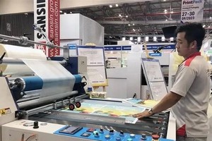 At the 21st Vietnam International Printing & Packaging Industry Exhibition (Photo: VNA)