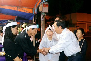 Secretary of the HCMC Party Committee Nguyen Van Nen offers condolences to the family of the late historian Nguyen Dinh Dau. (Photo: SGGP)