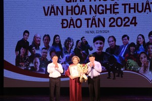 People's Artist Le Thuy receives the Lifetime Achievement award. (Photo: SGGP)
