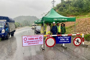 Warning signs are installed on National Highway 8A. (Photo: SGGP)