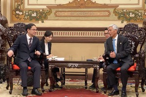 Vice Chairman of the HCMC People's Committee Vo Van Hoan (r) receives Vice Mayor of Guangzhou Municipal People's Government, Lai Zhihong. (Photo: SGGP)