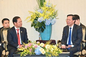 Chairman of the HCMC People's Committee Phan Van Mai receives Vice President of the Lao Front for National Construction Khamlay Sipaseuth. (Photo: SGGP)