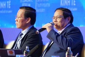 Prime Minister Pham Minh Chinh (R) chairs a policy dialogue with domestic and international delegates within the framework of the 5th HCMC Economic Forum held in the city on September 25. (Photo: SGGP)