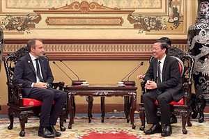 Chairman of the HCMC People’s Committee Phan Van Mai (R) receives Mayor of Turin Stefano Lo Russo on September 26. (Photo: SGGP)