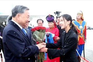 A Mongolian girl offers flowers to General Secretary of the Communist Party of Vietnam Central Committee and State President To Lam. (Photo: VNA)