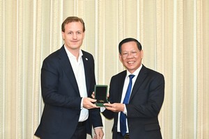 The newly-elected Managing Director of Heineken Vietnam, Wietse Mutters offers a gift to Chairman of the HCMC People’s Committee Phan Van Mai (R ). (Photo: SGGP)