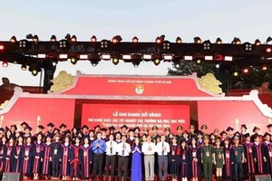 100 valedictorians from Hanoi-based universities honored (Photo: VNA)