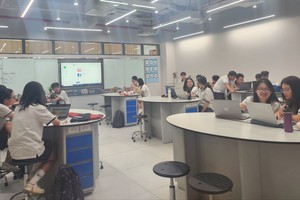 Students of the Secondary and High School Dinh Thien Ly in District 7 are studying in a modern laboratory. (Photo: SGGP)