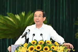 Secretary of the HCMC Party Committee Nguyen Van Nen delivers his speech at the conference. (Photo: SGGP)
