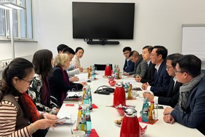 The delegation of officials of the HCMC Department of Information and Communications works with the organizer of the 2024 Frankfurt Book Fair during their trip to the book show in Germany.