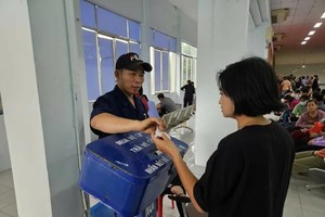 Saigon Railway Transport Joint Stock Company (Saratrans) has just delivered detailed instructions for train ticket buyers to check the validity of their bought items to avoid fake ones. (Photo: SGGP)