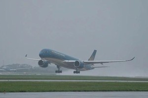 Four airports temporarily suspended all operations ahead of typhoon Trami, consisting of Phu Bai, Da Nang, Dong Hoi, and Chu Lai. (Photo: SGGP)