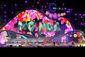 An art performance at the 9th Da Lat Flower Festival 2022 (Photo: SGGP)