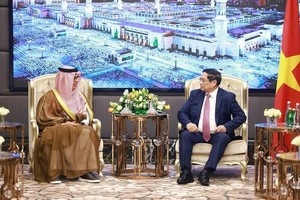Prime Minister Pham Minh Chinh (R) receives Abdulla Mohammed Al Zamil, Chairman of the Board of Directors of Zamil Industrial Investment Company (Zamil Industrial) under Zamil Group. (Photo: VNA)