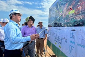 The delegation of the National Assembly (NA)’s Economic Committee surveys the location of the high-speed railway station at Long Thanh International Airport. (Photo: SGGP)