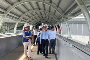 Vice Chairman of the HCMC People’s Committee Bui Xuan Cuong conducts a field inspection of traffic construction project of metro line 1. (Photo: SGGP)