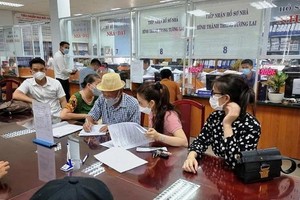 HCMC will establish a task force for addressing issues related to the issuance of certificate of land use rights and House and ownership of assets attached to land of commercial housing projects in the city. (Photo: SGGP)