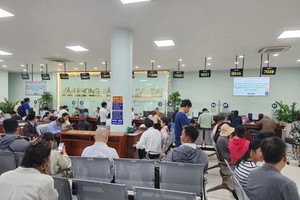Residents carry out documents required for property registration at the Land Registration Office in Thu Duc City. (Photo: SGGP)