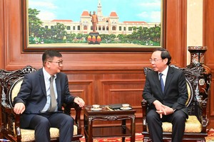 Secretary of the HCMC Party Committee Nguyen Van Nen (R) receives outgoing Mongolian Ambassador to Vietnam Jigjee Sereejav. (Photo: SGGP)