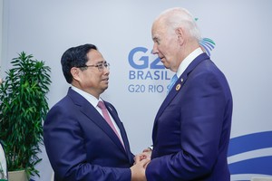 PM Pham Minh Chinh (L) and US President Joe Biden in a brief meeting on the sidelines of the G20 Summit in Rio de Janeiro. (Photo: SGGP)