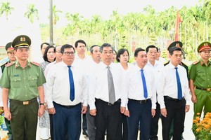 The delegation expresses their profound gratitude to heroic martyrs at the Nga Ba Giong War Martyrs Monument in Hoc Mon District’s Xuan Thoi Thuong Commune. (Photo: SGGP)