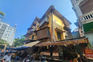 The old French-style villa at 65 Nguyen Thai Hoc Street in Dong Da District, Hanoi has been severely degraded. (Photo: SGGP)