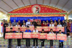 The Sai Gon Giai Phong Newspaper and GrowMax Group hand over scholarships to students of Ha Giang province. (Photo: SGGP)