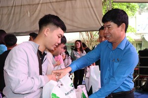Disadvantaged employees receive Tet gifts. (Photo: SGGP)