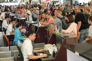 Queues of people in line waiting at check-in counters in Noi Bai airport, Hanoi (Photo: SGGP)