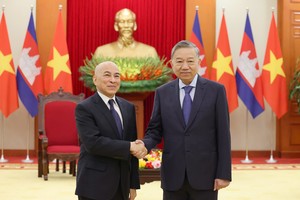 Vietnamese Party General Secretary To Lam (R) meets with Cambodian King Norodom Sihamoni in Hanoi on November 28. (Photo: SGGP)