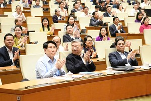 Party General Secretary To Lam (C), State President Luong Cuong (L) and Prime Minister Pham Minh Chinh (R) attend the session on November 30. (Photo: SGGP)