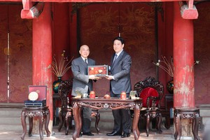 State President Luong Cuong (R) and Cambodian King Preah Bat Samdech Preah Boromneat Norodom Sihamoni enjoy tea at the Temple of Literature (Photo: SGGP)