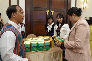 Hoa Bac vine tea is introduced to tea lovers at an exhibition. (Photo: SGGP)