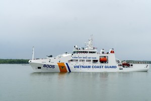 The Vietnam Coast Guard Region 3 Command organizes a send-off ceremony for Ship CSB 8005 carrying its working delegation to India in Ba Ria- Vung Tau on December 3. (Photo: SGGP)