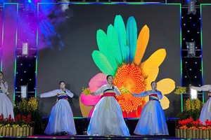 South Korean artists perform in the event. (Photo: SGGP)