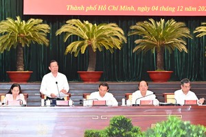 Chairman of the Ho Chi Minh City People's Committee, Phan Van Mai speaks at the meeting. (Photo: SGGP)