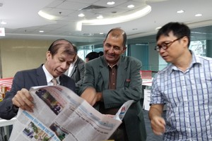 Deputy Editor-in-Chief in charge of the Sai Gon Giai Phong (SGGP) Newspaper Nguyen Khac Van (R) receives Deputy Editor-in-Chief of Cuba’s Granma Newspaper, Alberto Sánchez Serra. (Photo: SGGP)