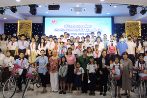 The Ho Chi Minh City Association for the Support of the Disabled and Orphans presents gifts to disabled people and disadvantaged students. (Photo: SGGP)