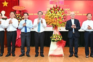HCMC's leaders offer flowers to congratulate the Central Committee for Solidarity of Vietnamese Catholics. (Photo: SGGP)