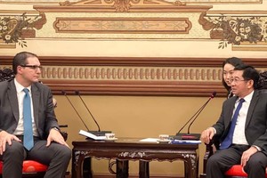 Standing Vice Chairman of the Ho Chi Minh City People's Committee Duong Ngoc Hai (R) receives Permanent Secretary for the Ministry for Foreign Affairs and Tourism of the Republic of Malta, Christopher Cutajar on December 13. (Photo: SGGP)