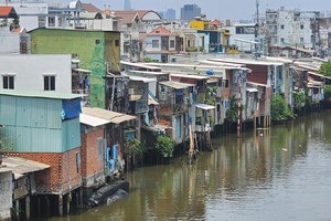 Thousands of houses along the Doi canal in District 8, HCMC (Photo: SGGP)