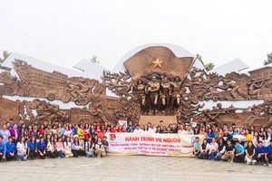 The delegation visits the historical revolutionary relic commemorating the 1968 Spring Mau Than General Offensive and Uprising in Binh Chanh District. (Photo: SGGP)