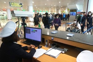 At check-in counter at Noi Bai International Airport. (Photo: SGGP)