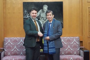 Deputy Editor-in-Chief in charge of Sai Gon Giai Phong Newspaper Nguyen Khac Van (R) and Pakistani Ambassador to Vietnam, Kohdayar Marri (Photo: SGGP)