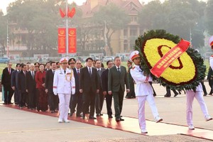 Leaders pay tribute to President Ho Chi Minh at his mausoleum in Hanoi on December 20. (Photo: VNA)